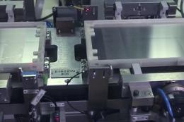 实拍全自动机械化操作的汽车生产制造过程